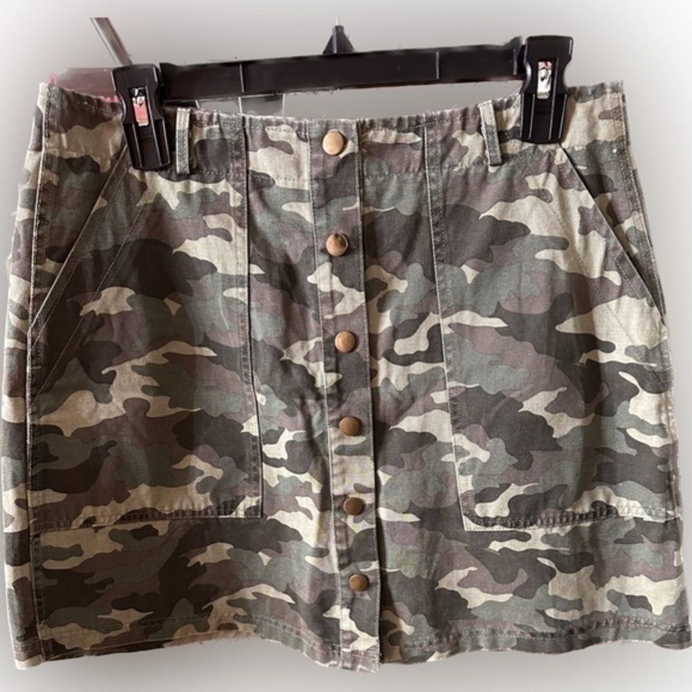 She + Sky button down mini Camo skirt💚🖤
